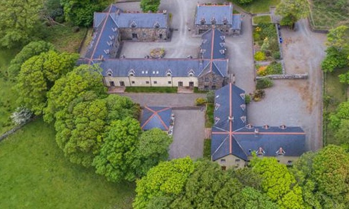Cornamona House | Discover Clós Na Feirme: Pet-Friendly Retreat with Breakfast