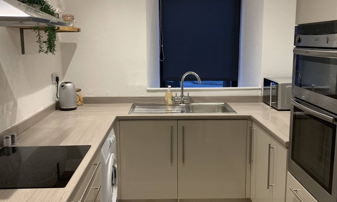Dundee Apartment | Central Flat with Spa, Kitchen & Hot Tub - Rated 10/10
