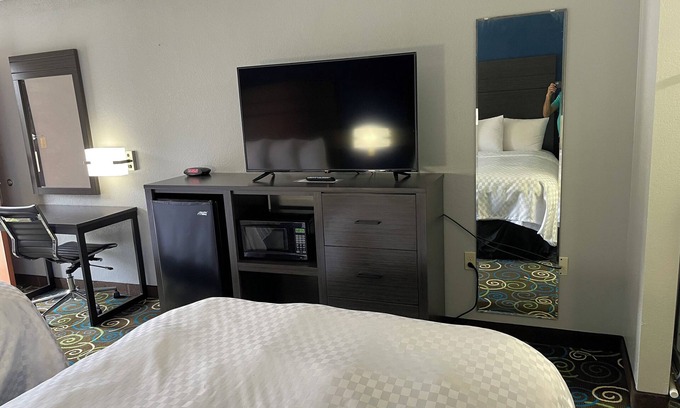 Warren Hotel | Comfortable Clairmont Inn & Suites: Family-Friendly Retreat