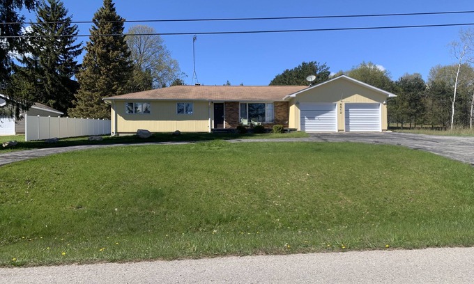 Bellaire House | Unforgettable Stay at Clam Lake Access, Near Torch Lake