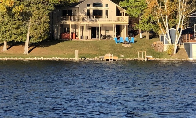 Clam River House | Idyllic Clam Lake Cottage: Waterfront Retreat with Breakfast