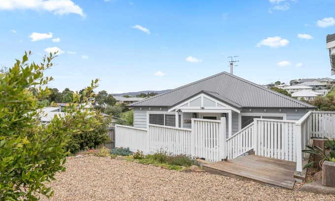 Milton House | Clara’s Cottage: Pet-Friendly Retreat with Ocean Views