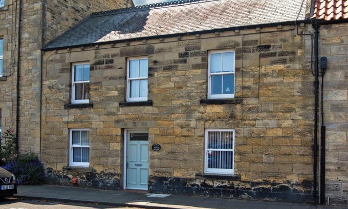 Warkworth House | Family-Friendly Retreat at Clara's Cottage - 4 Star Comfort
