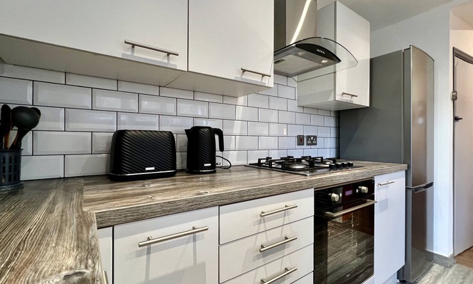 Higham Hill Apartment | Clarence House: Family-Friendly Stay with Delicious Breakfast