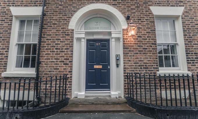 Hope Street Apartment | Inviting Clarence Street Town House: Rated 9/10, Family-Friendly