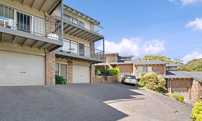 Avoca Beach House | Clareview: Enjoy Poolside Relaxation and Scenic Ocean Views