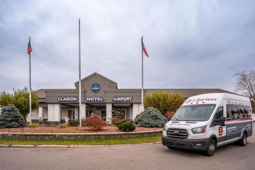 Romulus Hotel | Convenient Clarion Hotel Near Detroit Metro Airport