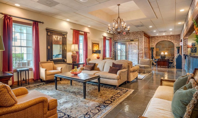 Gonzales Hotel | Delightful Clarion Inn with Pool, Spa & Family Amenities
