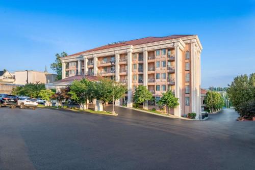 Branson Hotel | Welcoming Clarion Hotel Branson with Hot Tub & Accessibility