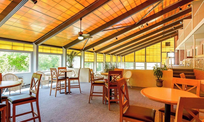 Halltown Hotel | Relaxing Retreat at Clarion Inn Harpers Ferry & Charles Town