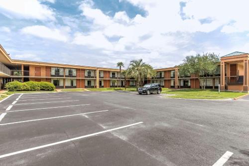 Morgan City Hotel | Comfortable Stay at Clarion Inn Morgan City with Pool Access