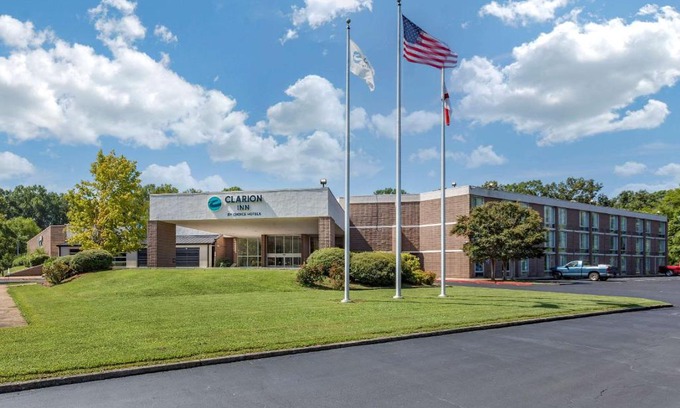 Sheffield Hotel | Pet-Friendly Stay at Clarion Inn Sheffield Muscle Shoals