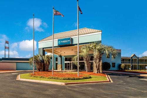 Florence Hotel | Welcoming Clarion Inn & Suites with Family-Friendly Amenities