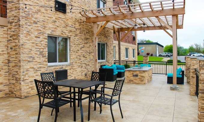 Bettendorf Hotel | Comfortable Stay at Clarion Pointe Bettendorf - Quad Cities