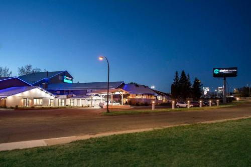 Medicine Hat Hotel | Family-Friendly Getaway at Clarion Pointe with Ocean Views