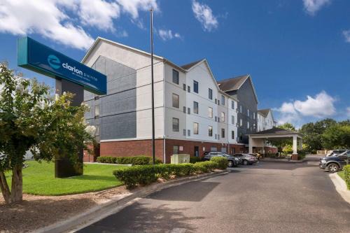 West Ashley Hotel | Relax at Clarion Pointe Charleston - West Ashley with Pool