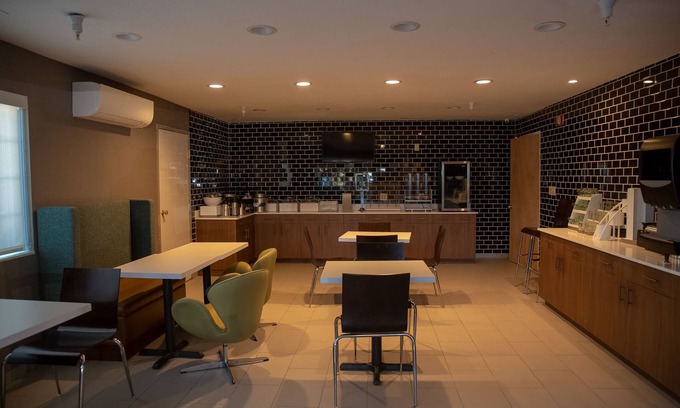 Plainfield Hotel | Comfortable Stay at Clarion Pointe Indianapolis Airport