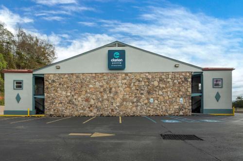 Kimball Hotel | Pet-Friendly Retreat at Clarion Pointe Kimball, Rated 8/10