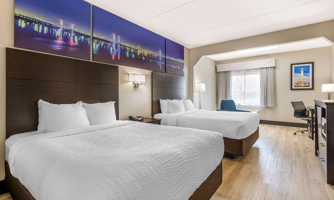 Jeffersontown Hotel | Guest Rated Clarion Pointe Louisville East with Pool & Spa