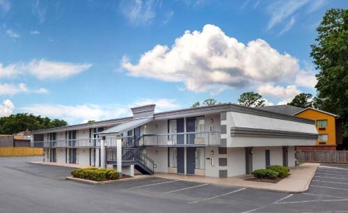 Morrow Hotel | Pet Friendly Getaway at Best Western Southlake Inn
