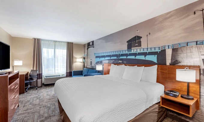 Mount Pleasant Hotel | Enjoy Relaxation at Clarion Pointe Racine - Mount Pleasant
