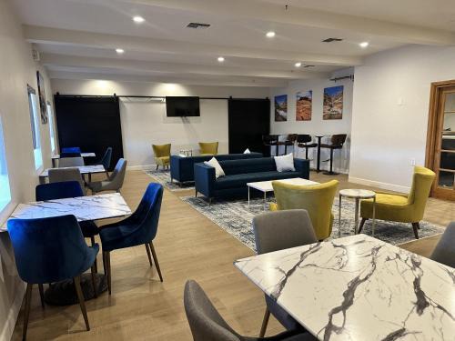 Winslow Hotel | Cozy Clarion Pointe Winslow I-40: Pet-Friendly Retreat