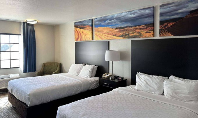 Winslow Hotel | Comfortable Stay at Clarion Pointe Winslow with Pool & Spa
