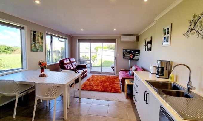 Clarks Beach Apartment | Clarks Beach Getaway: Modern 2-Bed Apartment Near Golf