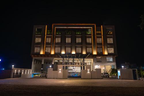 Faizabad Hotel | Discover Clarks Inn Express Ayodhya: Family-Friendly Retreat