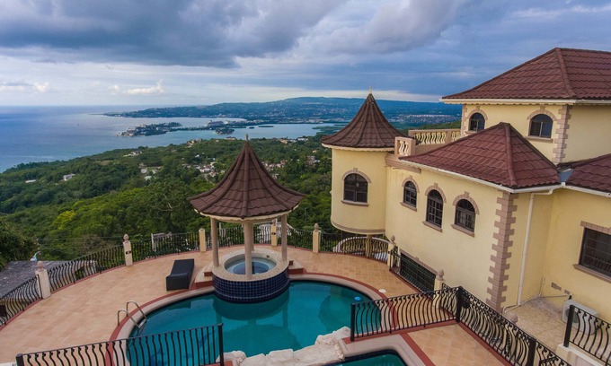 Reading Villa | Welcoming Clarridge Hall Guesthouse with Pool and Breakfast