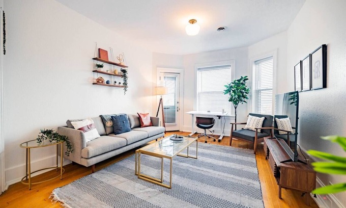 Detroit Apartment | Cozy 2/1 Apartment Near Villages with Free Parking