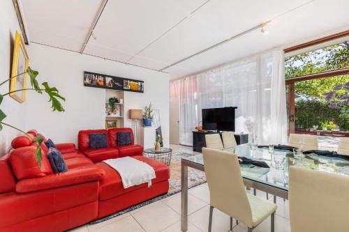 Yarralumla House | Bright Architectural Gem with Private Garden in Yarralumla