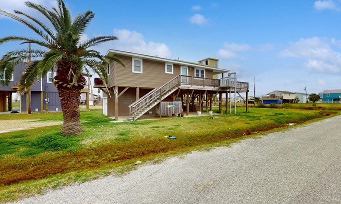 Galveston House | Classic Coastal Escape: Oceanfront Views & Free WiFi