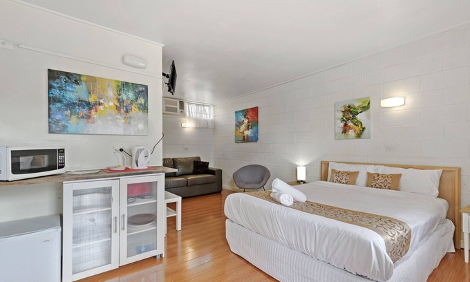 Strathmerton Hotel | Cozy Country Motel Room with Pool and Breakfast Near Murray