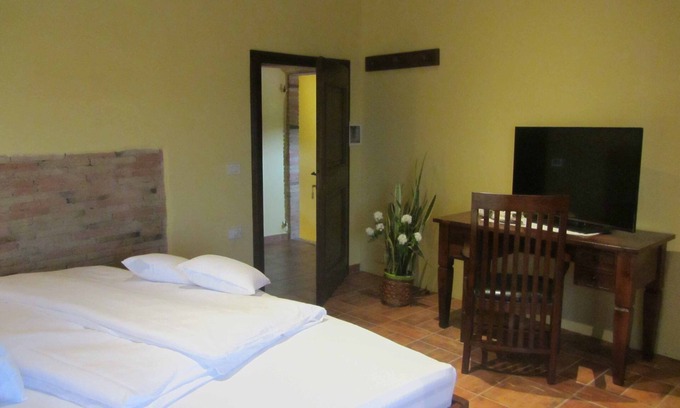 Sassetta Apartment | Classic Double Antique: Pet-Friendly with Breakfast Included