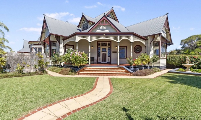 Yarrawonga House | Inviting Federation House Steps from Town & Scenic Lake