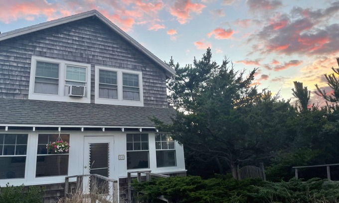 Seaview Cottage | Cozy Seaview Cottage Just Steps from the Beach