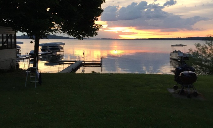 Markesan Cottage | Lakefront Green Lake Cottage with Deck and Pet-Friendly Amenities