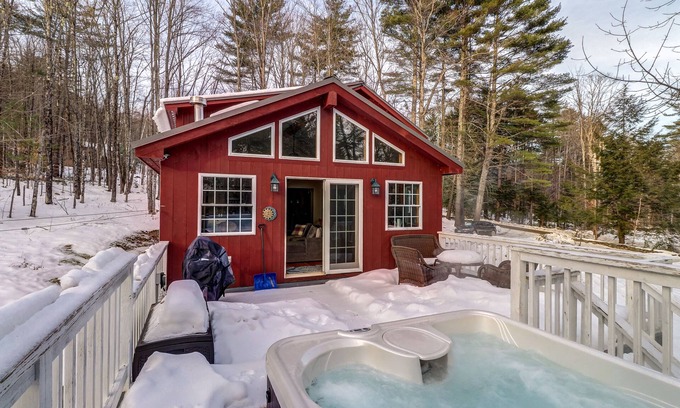 Cavendish House | Cozy Retreat with Hot Tub & Deck Near Okemo Mountain