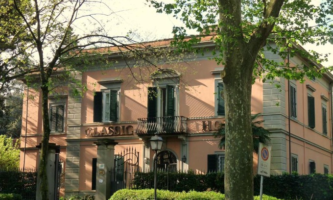 Oltrarno Hotel | Classic Hotel: Pet Friendly with Breakfast & Child Amenities