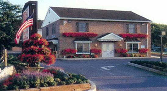 Witmer Hotel | Eco-Friendly Retreat at Classic Inn Lancaster with Breakfast