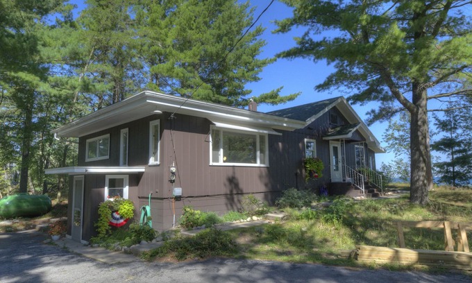 Glen Arbor Cottage | Idyllic Lake Michigan Cottage in Glen Arbor - Guest Rated 9.8