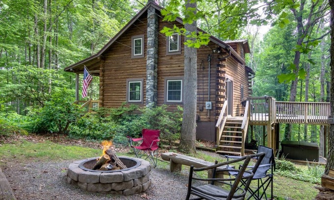 Weaverville Cabin | Cozy Log Cabin Retreat with Hot Tub & Game Room