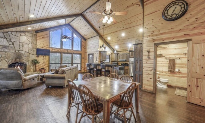 Broken Bow Cabin | Inviting 2 Bedroom Loft with Hot Tub, Ideal for Families