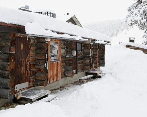 Sirkka Apartment | Premier Ski-in Ski-out Log Cabin with Hot Tub & Pet Friendly