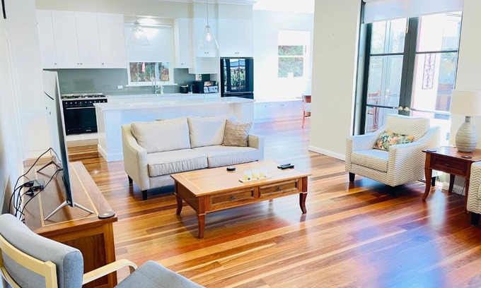 Wagga Wagga House | Modern Comforts in Central Wagga - Child Friendly Oasis
