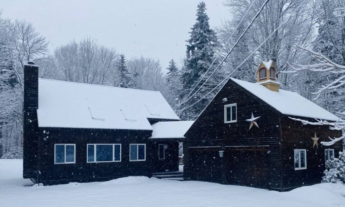 West Dover Cabin | Classic Mountain Cabin in West Dover, VT (pet-friendly)