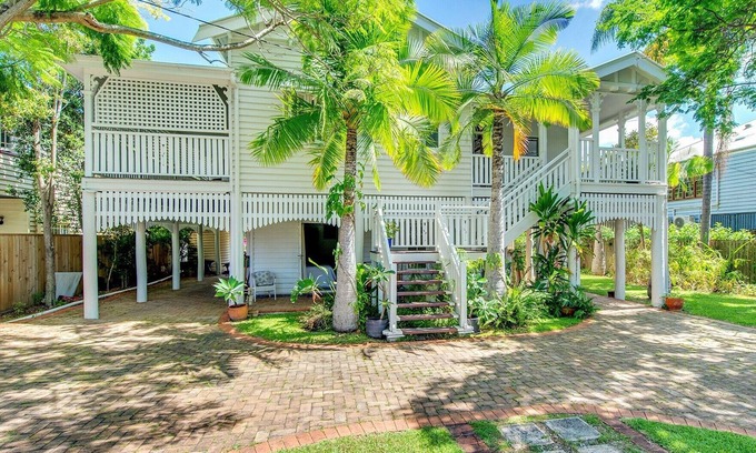 Hawthorne House | Classic Queenslander Near City Cat & Hawthorne Road Hub