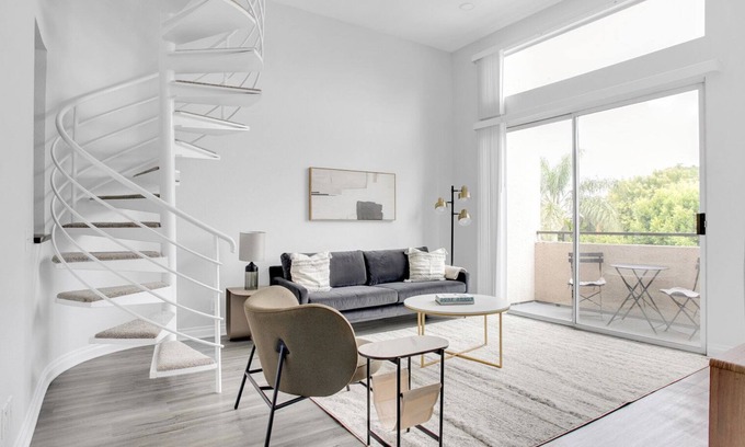 Sherman Oaks Apartment | Bright Sherman Oaks 2BR with Pool and Spa Amenities