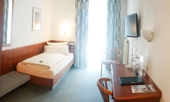 Meckenbeuren Apartment | Cozy Classic Single Room Plus with Breakfast Included